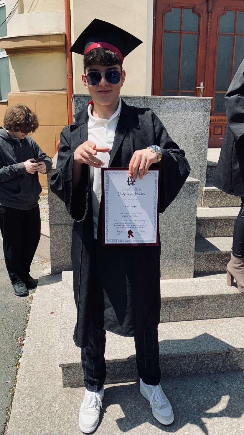 Rareș în robă, cu diploma în mână, la absolvirea liceului